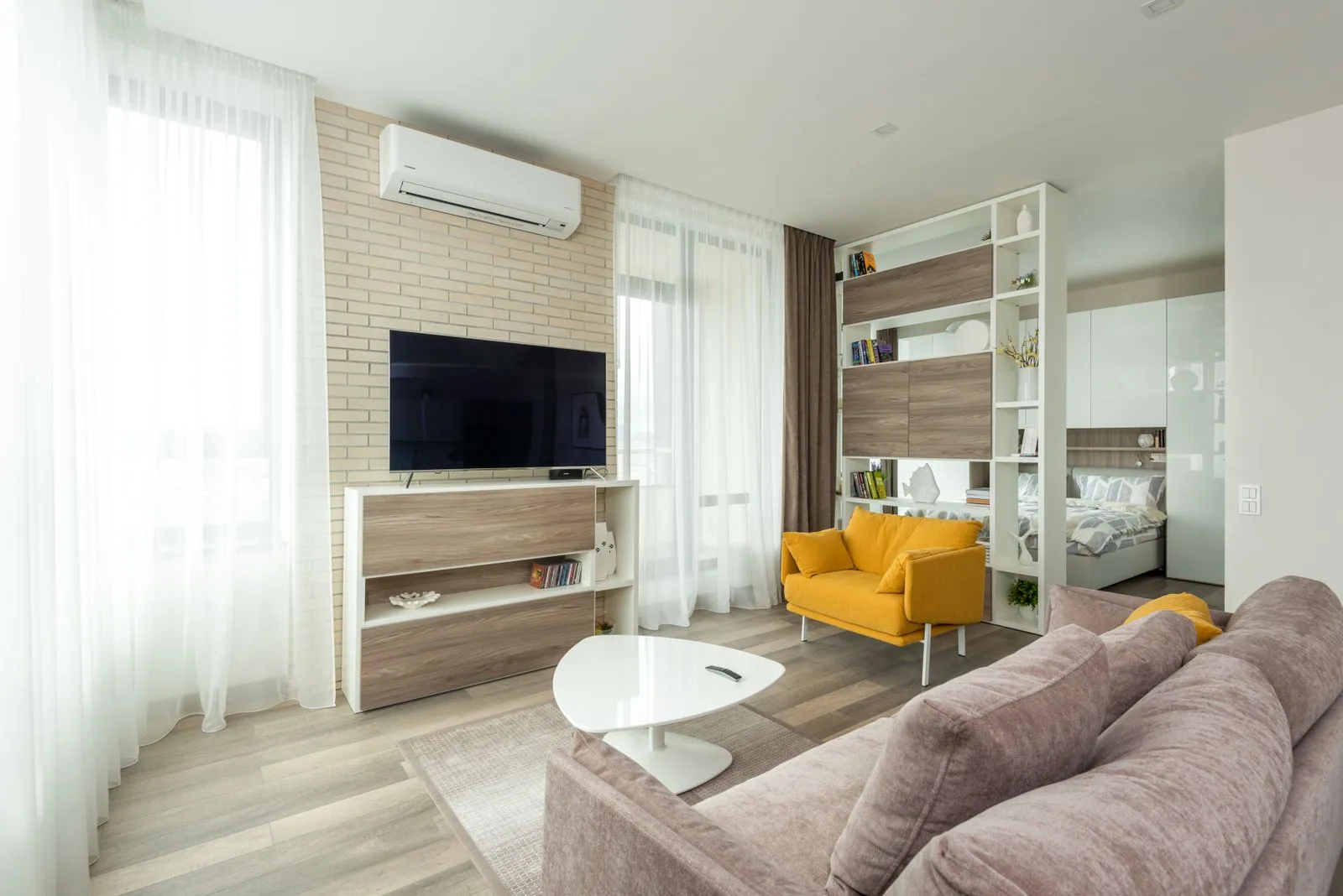 Salón luminoso de un apartamento gestionado en cartera de alquiler turístico